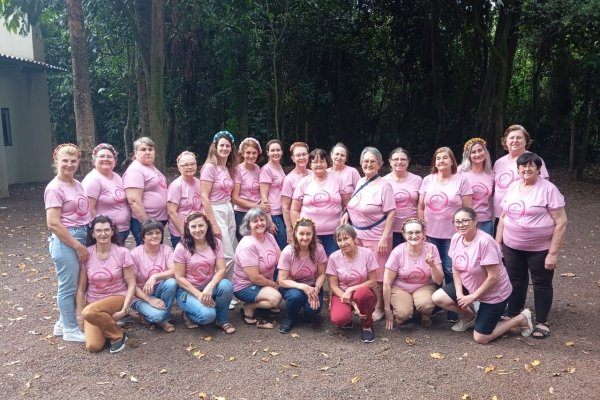 Comitê Feminino Raio de Luz veste a causa do Outubro Rosa