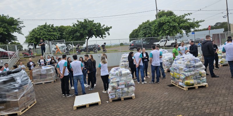 Dia C: Copagril doa carreta cheia de donativos para campanha 