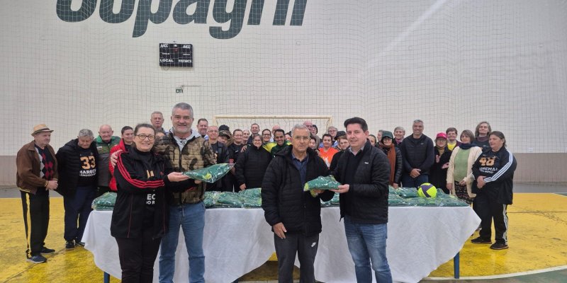 Entrega de agasalhos destaca protagonismo da terceira idade no esporte em Marechal Candido Rondon