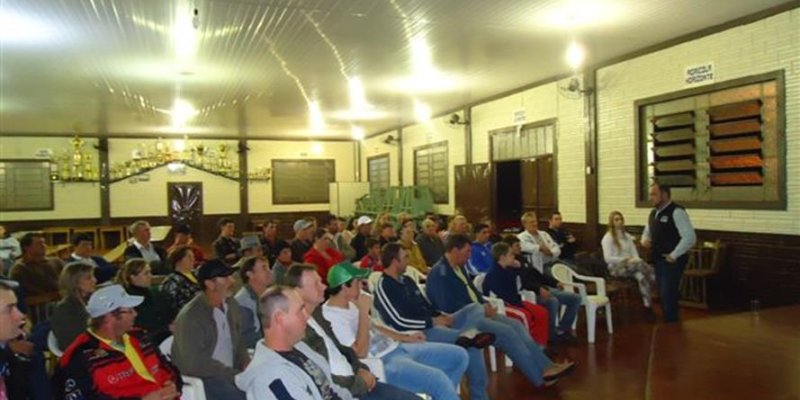 Per&iacute;odo de transi&ccedil;&atilde;o de vacas leiteiras &eacute; tema de palestras aos associados de Pato Bragado