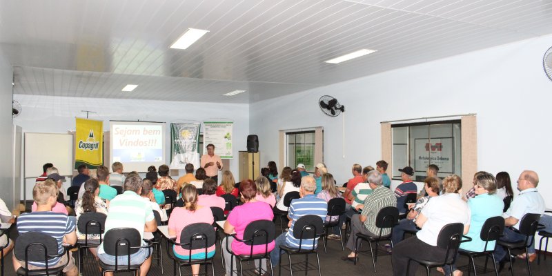 Associados e familiares da Copagril recebem palestra sobre cooperativismo