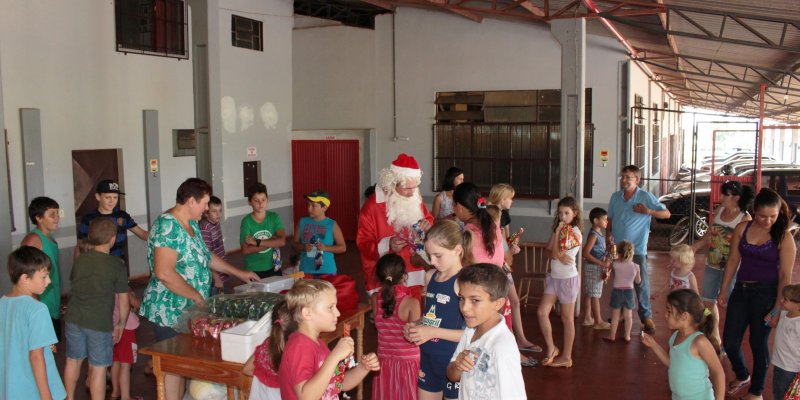 Crian&ccedil;as das &aacute;reas rurais recebem a visita do Papai Noel da ACJC