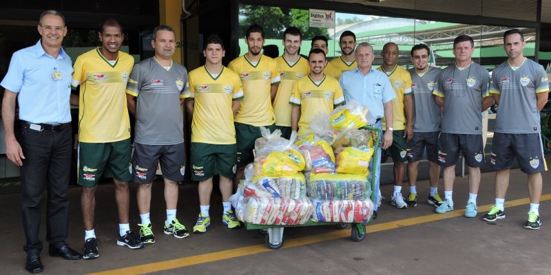 Copagril Futsal repassa donativos arrecadados em amistoso