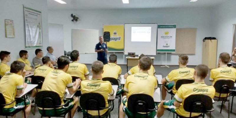 Elenco participa de palestra com &aacute;rbitro da Federa&ccedil;&atilde;o Paranaense de Futsal