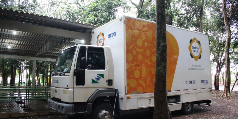Ve&iacute;culo do programa Cozinha Brasil chega &agrave; AACC para curso que inicia amanh&atilde;