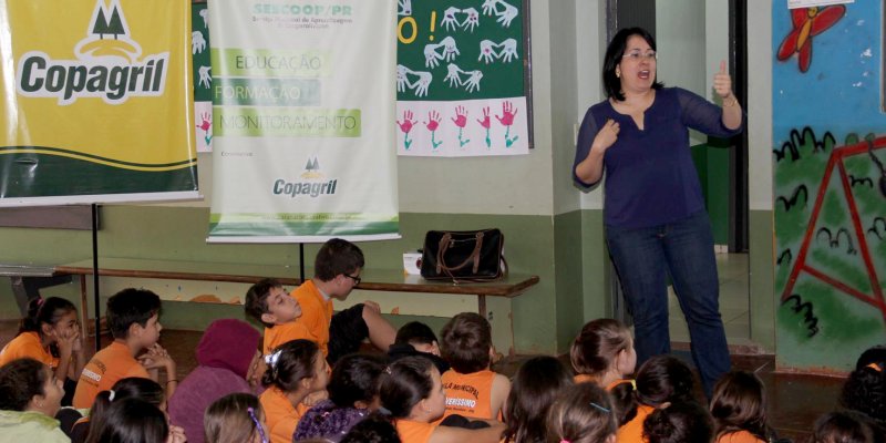 Copagril realiza palestras sobre cooperativismo em escolas da regi&atilde;o
