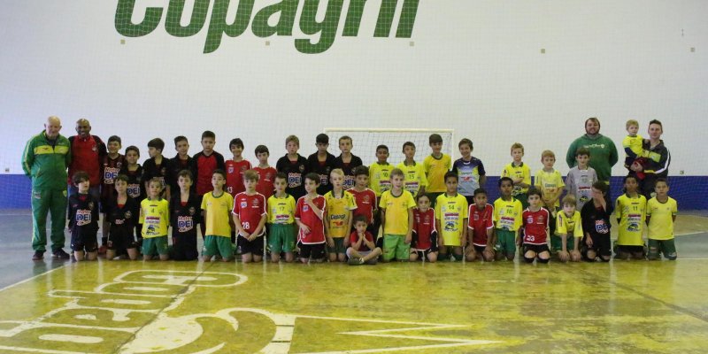 Escolinha de futsal AACC faz amistoso como forma de interc&acirc;mbio com Pato Branco 