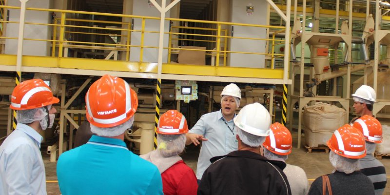Produtores participam de visita t&eacute;cnica &agrave; F&aacute;brica de Ra&ccedil;&otilde;es Copagril