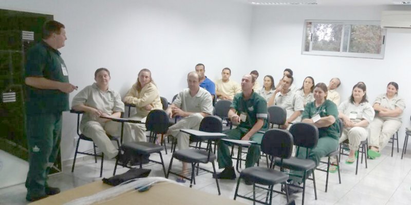 Curso �De olho na qualidade� &eacute; realizado na Unidade de Recria e Produ&ccedil;&atilde;o de Ovos F&eacute;rteis