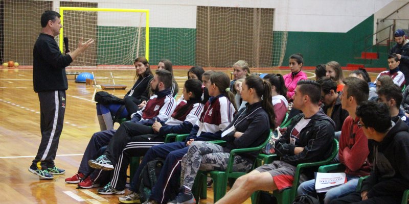 Acad&ecirc;micos da Unioeste conhecem trabalho profissional da Copagril Futsal
