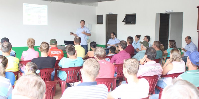Suinocultores da Copagril recebem palestra sobre manejo de ra&ccedil;&atilde;o