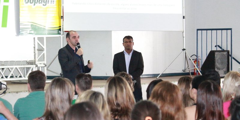 Profissionais de educa&ccedil;&atilde;o t&ecirc;m palestra motivadora nos programas "Cooperjovem" e "Uni&atilde;o Faz a Vida"