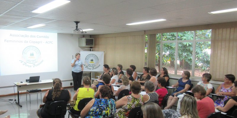 Diretoras dos comit&ecirc;s femininos da Copagril recebem treinamento