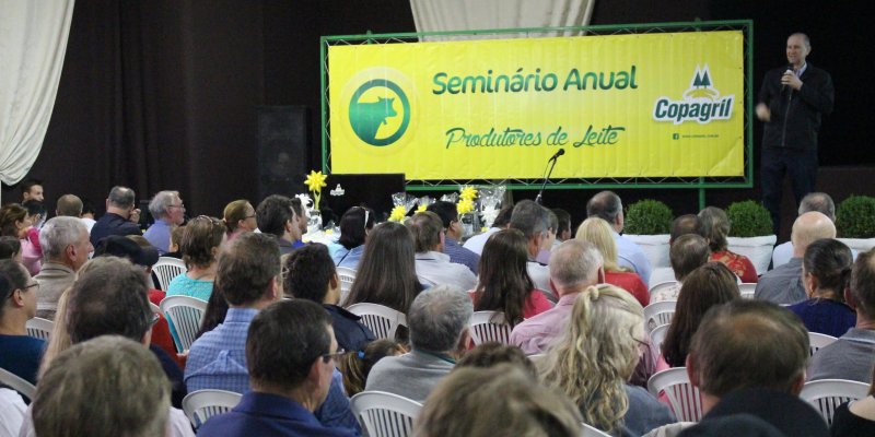 Copagril difunde conhecimento e premia produtores de leite em semin&aacute;rio