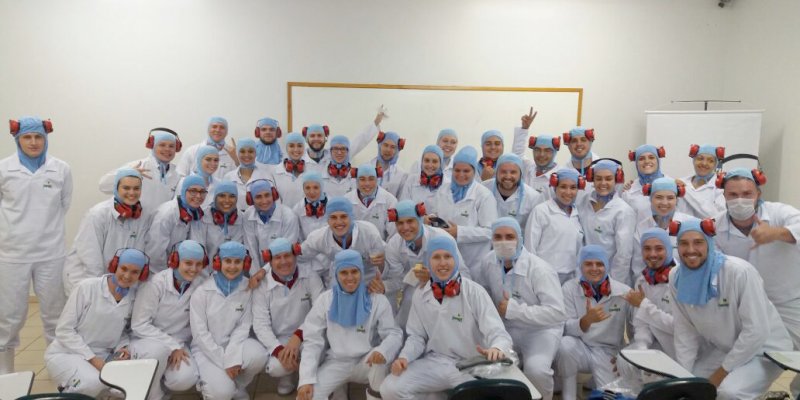 Acad&ecirc;micos da Falurb realizam visita t&eacute;cnica na Unidade Industrial de Aves Copagril