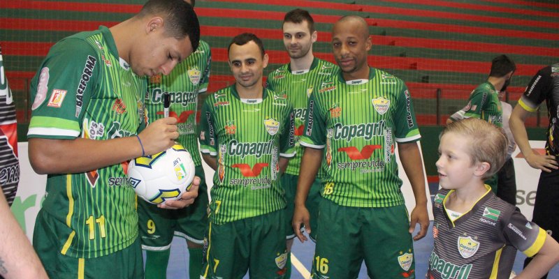 Torcedor-mirim da equipe Copagril Futsal impressiona pelo conhecimento sobre o time