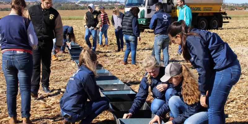 Copagril oferece apoio a atividade pr&aacute;tica de acad&ecirc;micos de Agronomia da Unioeste