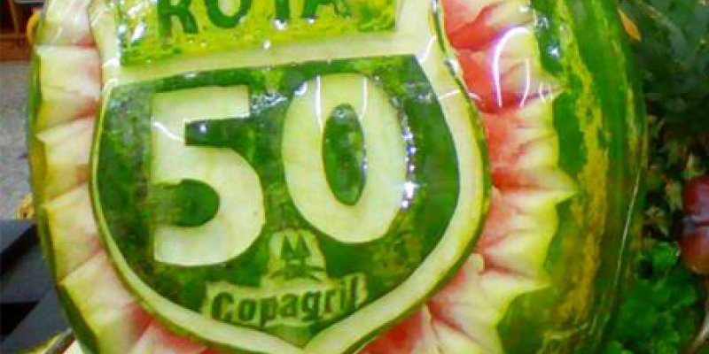 Arte em frutas encanta clientes do Supermercado Copagril de Gua&iacute;ra