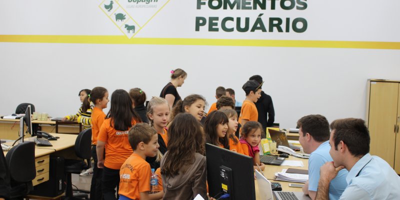 Copagril abre as portas para mostrar a alunos de escolas municipais profiss&otilde;es dentro da cooperativa