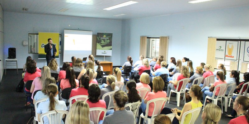 Copagril realiza palestra para funcion&aacute;rias com m&eacute;dico da Uopeccan
