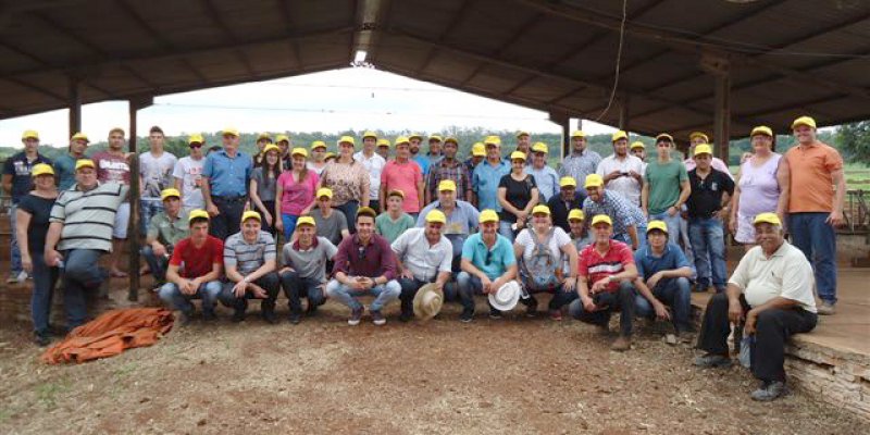 Produtores de Umuarama e Salgado Filho visitam Criat&oacute;rio de Bezerras da Copagril