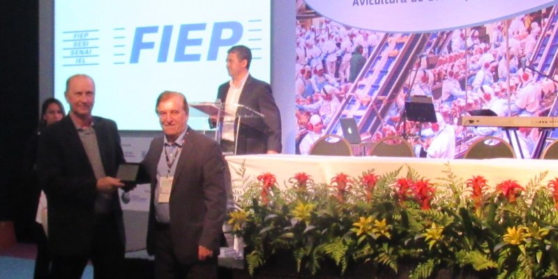 Diretor-presidente da Copagril recebe homenagem do Sindiavipar