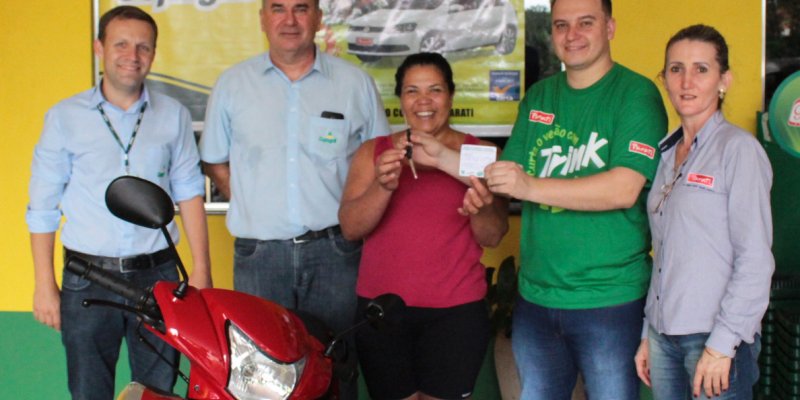 Cliente do Supermercado Copagril de Novo Sarandi &eacute; contemplada com uma moto
