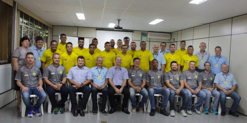 Atletas da Copagril Futsal se apresentam &agrave; diretoria