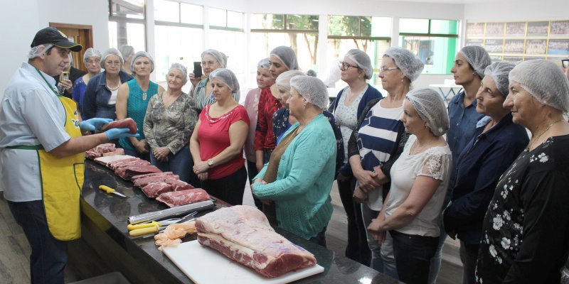 Copagril realiza Oficina de Cortes de Carnes Nobres para s&oacute;cias dos comit&ecirc;s femininos