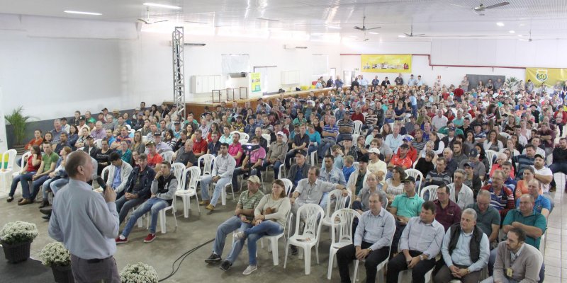 Copagril difunde conhecimentos e homenageia suinocultores durante semin&aacute;rio