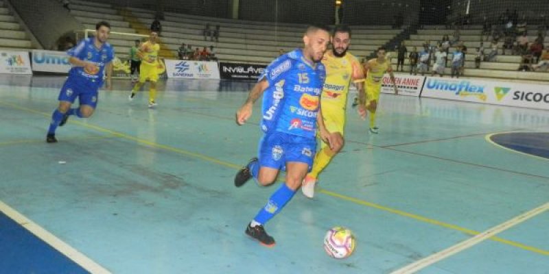 Copagril faz bom jogo, mas perde cl&aacute;ssico agitado em Umuarama
