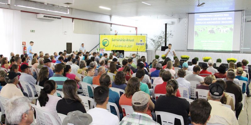 Semin&aacute;rio de Produtores de Leite Copagril homenageia os destaques do Paran&aacute;