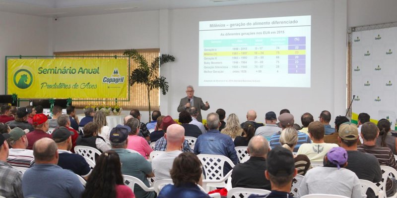 Difus&atilde;o de conhecimento e homenagens marcam o Semin&aacute;rio Anual de Produtores de Aves da Copagril