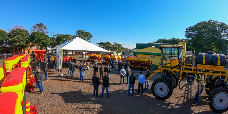 Copagril entrega 13 m&aacute;quinas para produtores rurais