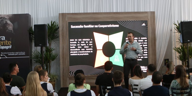 Copagril oferece palestra sobre Cooperativismo para Jovens dos Comit&ecirc;s na Expo Rondon