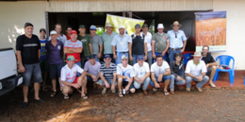 Associados da Copagril participam de Dia de Campo de Aduba&ccedil;&atilde;o de Pastagem e Soja                    