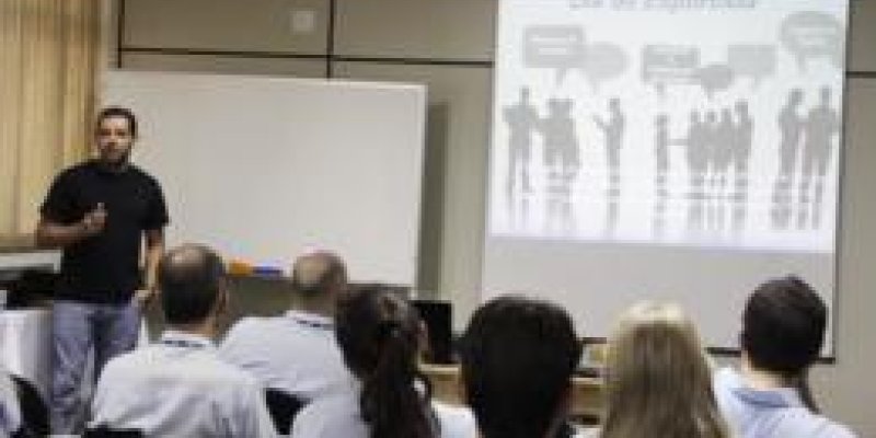 T&eacute;cnico Marquinhos Xavier ministra palestra sobre import&acirc;ncia da atividade f&iacute;sica                   