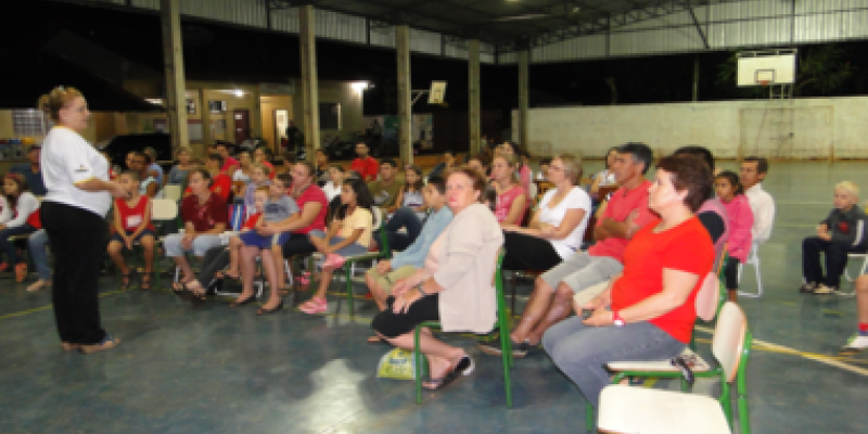 Palestra sobre coopera&ccedil;&atilde;o &eacute; realizada na Escola Municipal 25 de Julho                            
