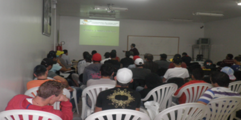 Equipes de apanha de frango recebem treinamento