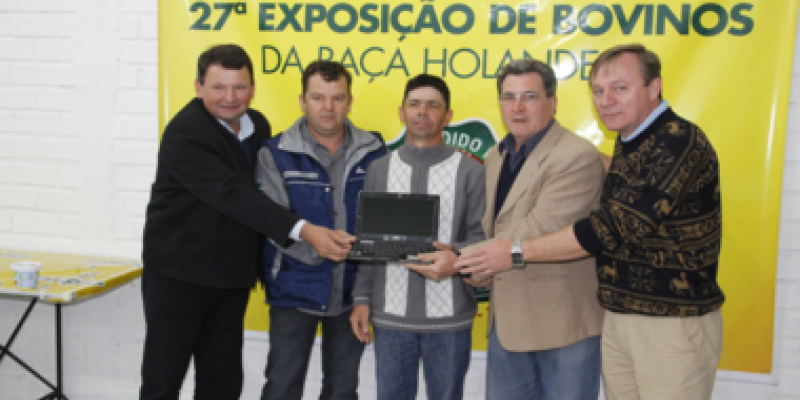 Criadores recebem trof&eacute;us da 27&ordf; Exposi&ccedil;&atilde;o de Bovinos da Ra&ccedil;a Holandesa
