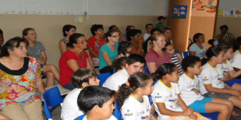 Coopera&ccedil;&atilde;o entre alunos, m&atilde;es e escola