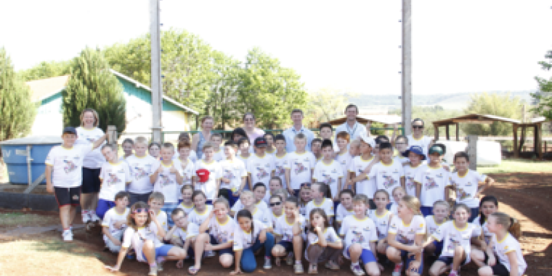 Alunos do Cooperjovem visitam propriedade de associados
