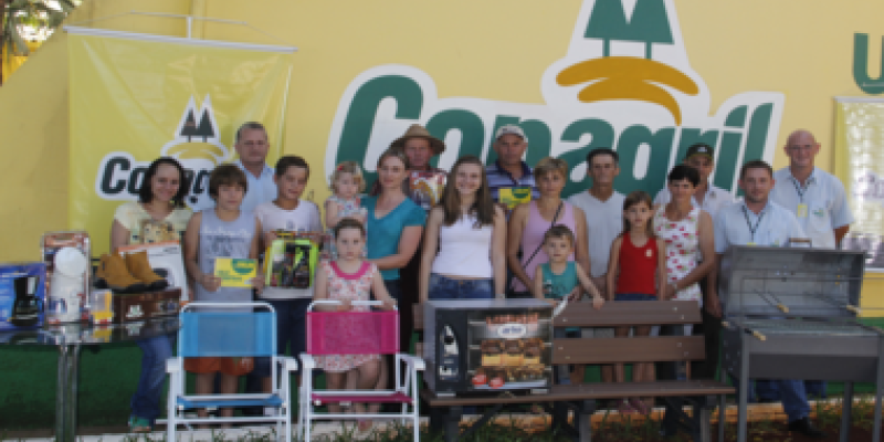 Pr&ecirc;mios sorteados no Dia de Campo s&atilde;o entregues