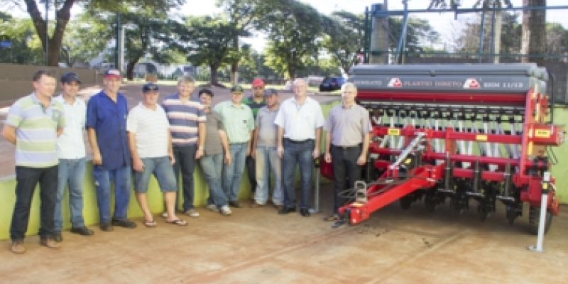 Copagril entrega semeadora para Unioeste