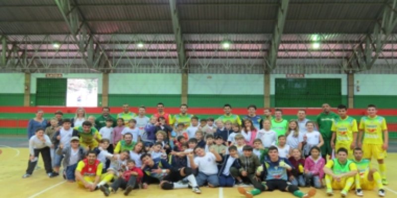 Estudantes de Entre Rios acompanham treino da Copagril Futsal e conhecem meios de comunica&ccedil;&atilde;o