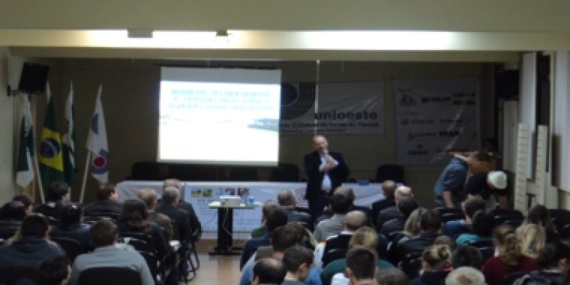 Presidente da Copagril ministra palestra em congresso da Unioeste