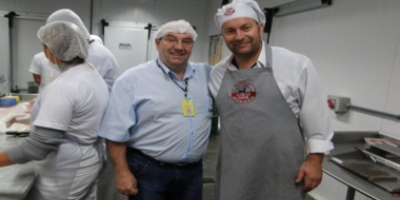A&ccedil;ougueiros do mercado de Gua&iacute;ra passam por treinamento de carnes nobres 
