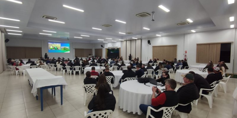 Palestra sobre atividade leiteira re&uacute;ne produtores e especialistas em evento promovido pela Copagril